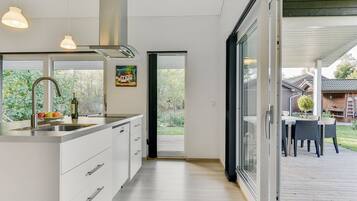 Kühlschrank, Mikrowelle, Geschirrspüler, Hochstuhl