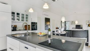 Réfrigérateur, micro-ondes, lave-vaisselle, chaise haute