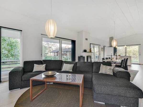 TV, fireplace, DVD player