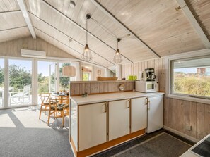 Køleskab, mikrobølgeovn, ovn, køkkentøj/tallerkener/redskaber