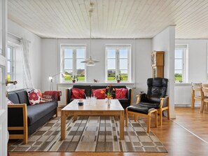 Una televisión, una chimenea