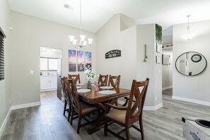 Dining - Enjoy gigantic 600 sf pool (North Las Vegas)