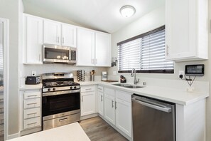 Private kitchen - Enjoy gigantic 600 sf pool (North Las Vegas)