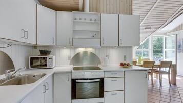 Kühlschrank, Mikrowelle, Geschirrspüler, Kochgeschirr/Geschirr/Besteck