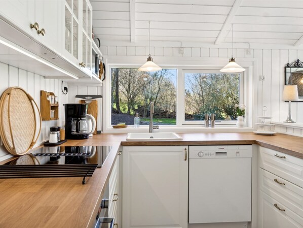 Fridge, microwave, dishwasher, cookware/dishes/utensils