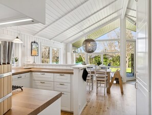 Kühlschrank, Mikrowelle, Geschirrspüler, Kochgeschirr/Geschirr/Besteck