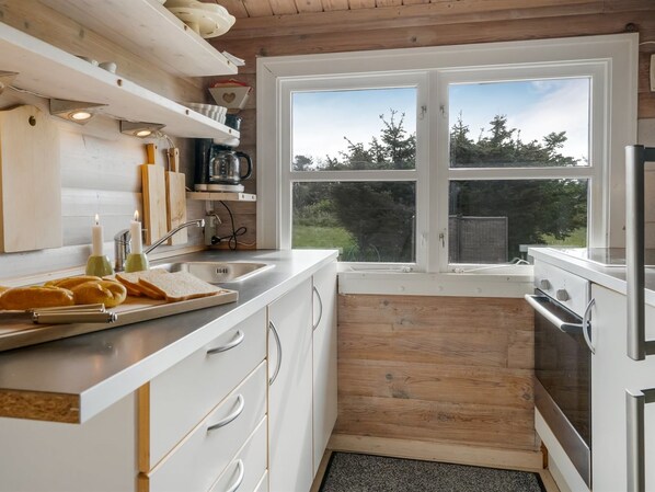 Refrigerador, horno, periquera y utensilios de cocina