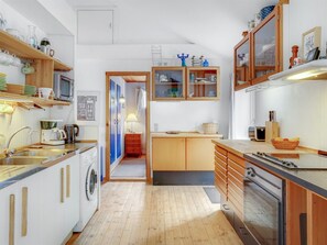 Kühlschrank, Mikrowelle, Geschirrspüler, Kochgeschirr/Geschirr/Besteck