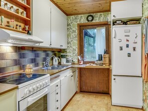 Køleskab, ovn, højstol, køkkentøj/tallerkener/redskaber
