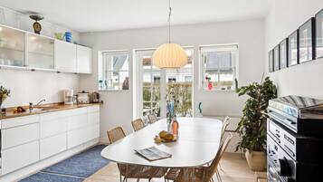 Køleskab, ovn, opvaskemaskine, køkkentøj/tallerkener/redskaber