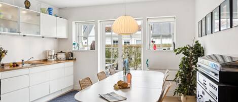 Fridge, oven, dishwasher, cookware/dishes/utensils