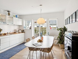 Réfrigérateur, un four, lave-vaisselle, vaisselle et ustensiles