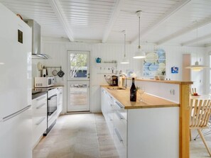 Kylskåp, mikrovågsugn, ugn och diskmaskin