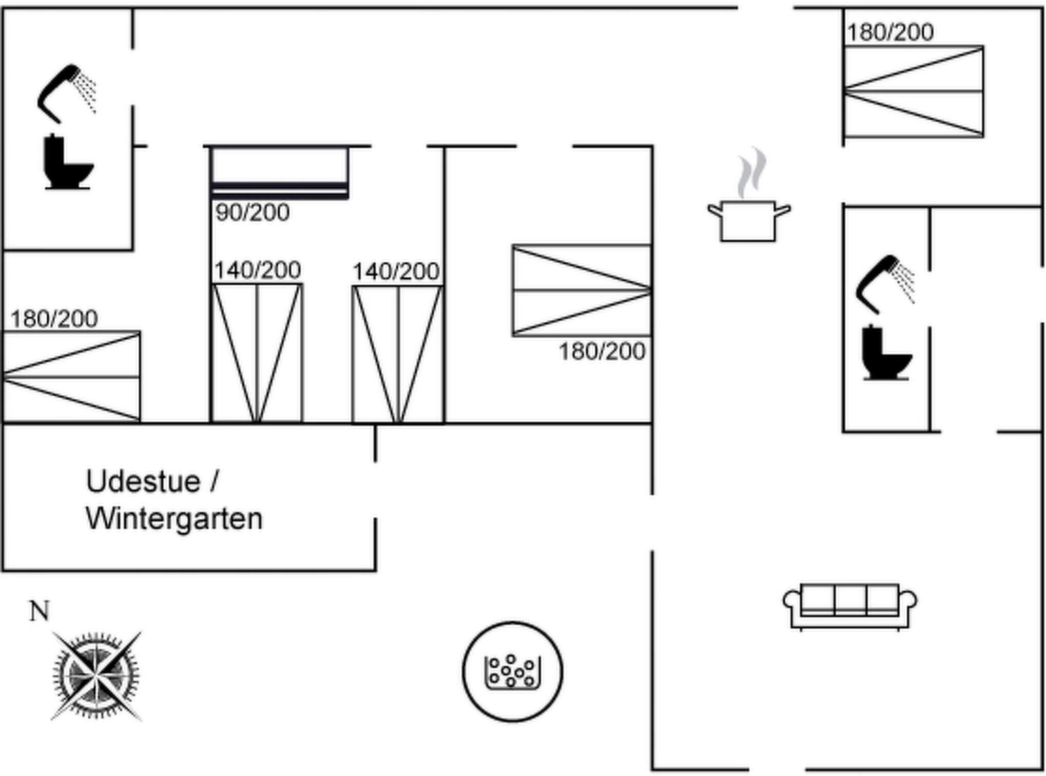 Plano de planta de un hotel que muestra varias habitaciones, incluyendo un baño con ducha, inodoro y lavabo. El plano también incluye una zona de comedor con mesa y sillas.