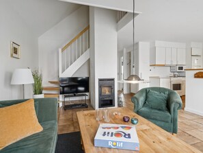 Fernseher, Kamin, DVD-Player