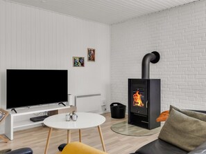 Fernseher, Kamin, DVD-Player