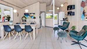Een modern interieur met een eethoek, keuken en zithoek.