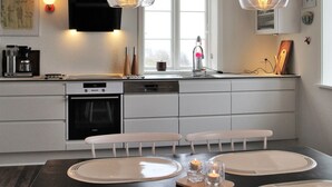 Kjøleskap, mikrobølgeovn, oppvaskmaskin og kjøkkenutstyr