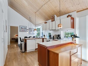 Kühlschrank, Mikrowelle, Geschirrspüler, Kochgeschirr/Geschirr/Besteck