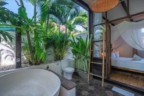 Grand villa | Badkamer | Een aparte badkuip en douche, een haardroger, handdoeken