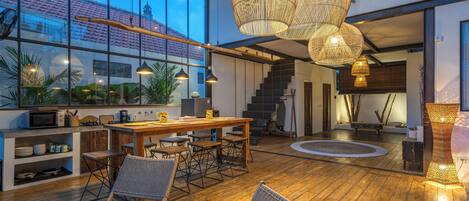 Grand Villa | Living area | Flat-screen TV