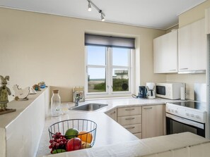 Kühlschrank, Mikrowelle, Geschirrspüler, Kochgeschirr/Geschirr/Besteck