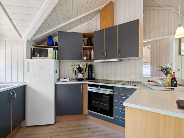 Kylskåp, mikrovågsugn, ugn och diskmaskin