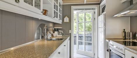 Frigorífico, microondas, horno y lavavajillas