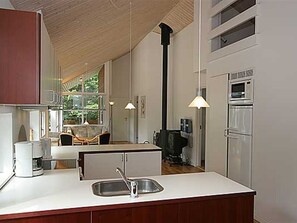 Kylskåp, mikrovågsugn, ugn och diskmaskin