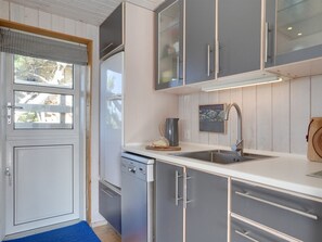 Køleskab, mikrobølgeovn, opvaskemaskine, højstol