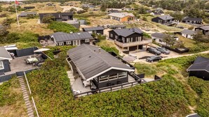 Uma área residencial com várias casas, algumas com garagens e espaços de estar ao ar livre.