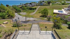 Zona residencial con un sendero pavimentado que lleva a una casa con piscina.