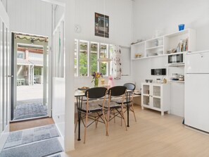 Kühlschrank, Mikrowelle, Geschirrspüler, Kochgeschirr/Geschirr/Besteck