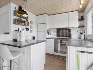 Jääkaappi, mikroaaltouuni, uuni, astianpesukone