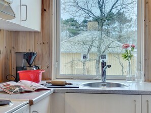Réfrigérateur, micro-ondes, batterie de cuisine, vaisselle et ustensiles