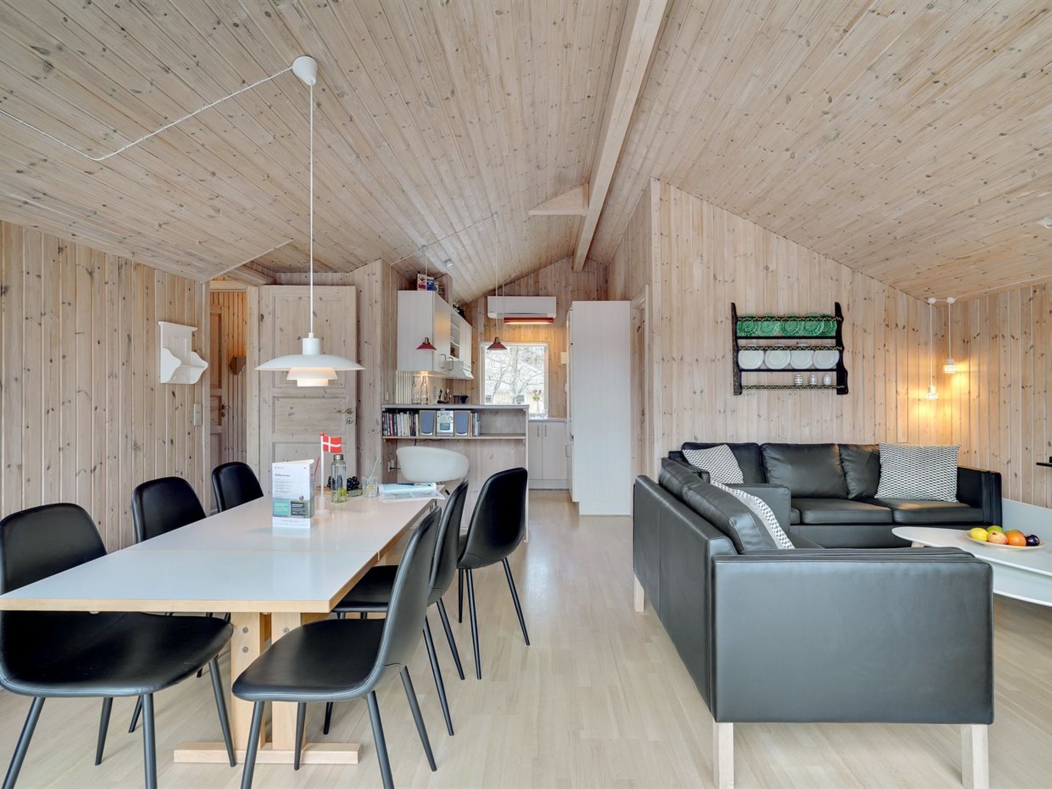 Una televisión, una chimenea