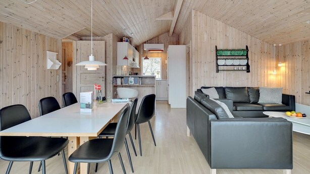 Un interno moderno con angolo ristoro, cucina e zona living.