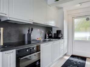 Kylskåp, mikrovågsugn, diskmaskin och grytor/köksredskap