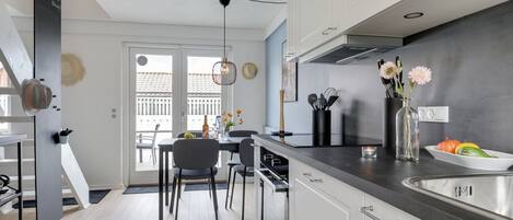 Refrigerador, microondas, lavavajillas, utensilios de cocina