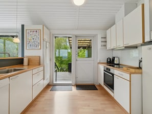 Køleskab, opvaskemaskine, køkkentøj/tallerkener/redskaber