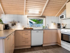 Een koelkast, een magnetron, een oven, een vaatwasser