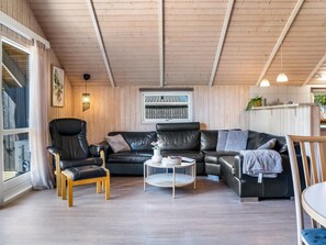 Een televisie, een open haard en een dvd-speler