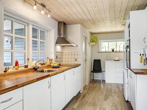 Kjøleskap, mikrobølgeovn, ovn og oppvaskmaskin