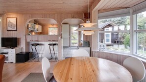 Eine moderne Küche mit Holzwänden und einem großen Fenster.