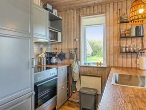 Køleskab, mikrobølgeovn, opvaskemaskine, køkkentøj/tallerkener/redskaber