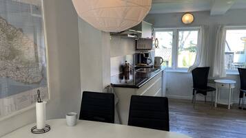 Frigorífico, microondas, lavavajillas y trona infantil