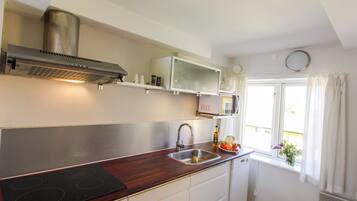 Kylskåp, mikrovågsugn, diskmaskin och barnstol