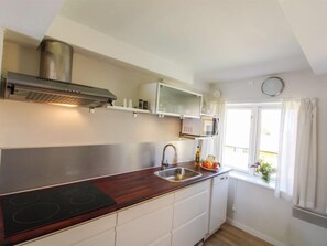 Kühlschrank, Mikrowelle, Geschirrspüler, Hochstuhl