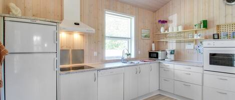 Kühlschrank, Mikrowelle, Geschirrspüler, Kochgeschirr/Geschirr/Besteck