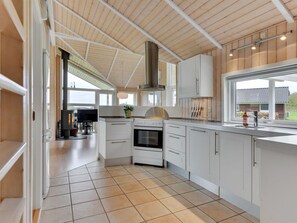 Kühlschrank, Mikrowelle, Geschirrspüler, Kochgeschirr/Geschirr/Besteck